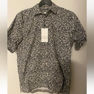 ZARA SHIRT $49.


BRAND NEW WITH TAGS


SIZE MEDIUM MENS


$49 RETAIL